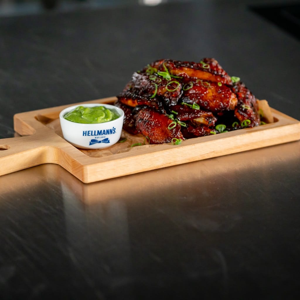 Gochujang Chicken Wings mit 2 Dipping Saucen